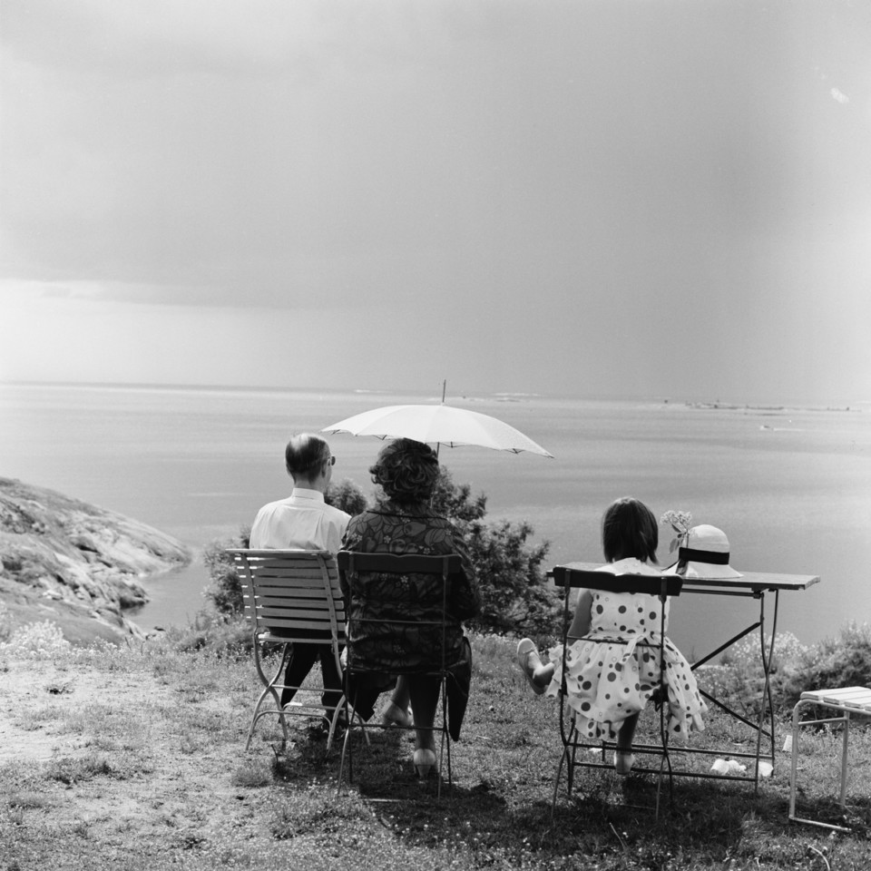 Volker von Boninin kesäkuussa 1960 ottama kuva perheestä, joka istuu Piperin kahvilan terassilla merinäköalalla.