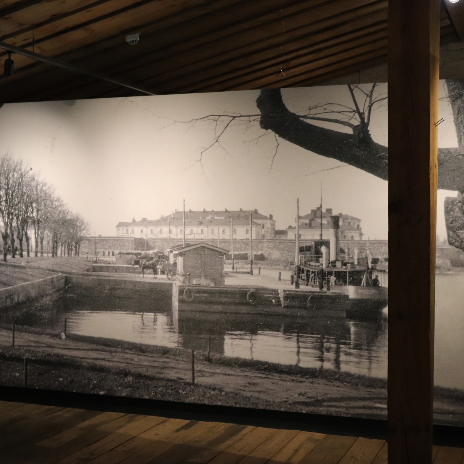 Museossa oleva Leo Tuomaalan ottama kuva lauttarannasta 1900-luvun alkupuolella.