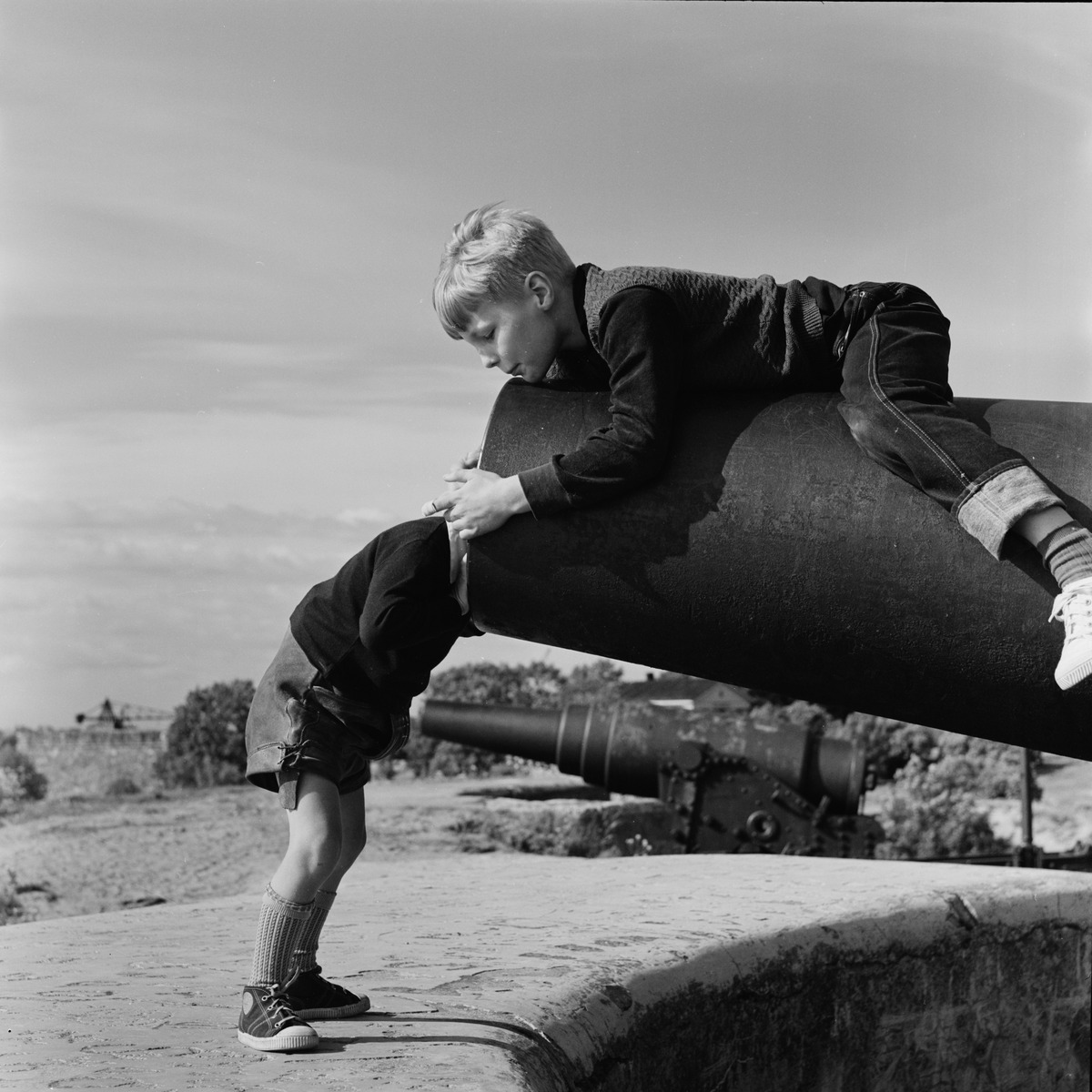 Lapsia tutkimassa tykkiä Suomenlinnassa.